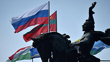 Rusijos ir Padniestrės Moldovos Respublikos vėliavos Tiraspolyje &scaron;alia Rusijos XVIII amžiaus karvedžio Aleksandro Suvorovo statulos