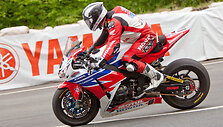 Michaelas Dunlopas &bdquo;Isle of Man TT&ldquo; lenktynėse. Phil Long nuotr. Wikipedija CC BY 2.0