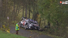 Sudaužytas S.Ogier bolidas. WRC tiesioginės transliacijos metu užfiksuotas kadras.
