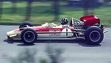 1969 m. Grahamas Hillas važiuoja &bdquo;Lotus 49B&ldquo; bolidu Nurburgringe. (Lothar Spurzem Wikipedia nuotr.)