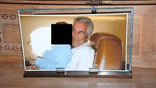 J.Epsteinas privačiame lėktuve su nežinoma moterimi, JAV Saugumo departamento pavie&scaron;inta nuotr.