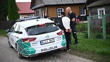 Policija i&scaron;veža, vietinių gyventojų sulaikytą, i&scaron; Rūdninkų stovyklos pabėgusį migrantą