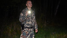 VSAT pareigūnas prižiūri afganistaniečius, kurių EŽTT neleido i&scaron;stumti i&scaron; Lietuvos teritorijos (Ignalinos r.) 