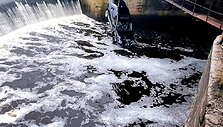 I&scaron; vandens traukiamas BMW automobilis