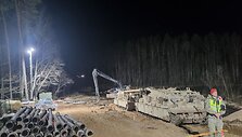 Žurnalistai buvo įleisti į nelaimės vietą ir pamatė i&scaron; pelkės i&scaron;trauktą &scaron;arvuotį