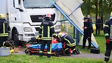 Panevėžyje vilkikas rėžėsi į stotelę