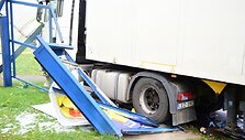 Panevėžyje vilkikas rėžėsi į stotelę
