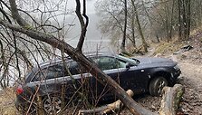 Neries pėsčiųjų take ties Žvėrynu įstrigo automobilis