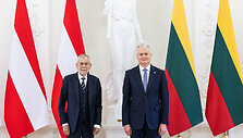 Alexanderis Van der Bellenas, Gitanas Nausėda
