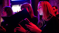 Choras &bdquo;Bel canto&ldquo;nustebino parodos &bdquo;World press photo&ldquo; lankytojus surengdami  netikėtą pasirodymą