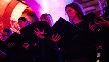 Choras &bdquo;Bel canto&ldquo;nustebino parodos &bdquo;World press photo&ldquo; lankytojus surengdami  netikėtą pasirodymą