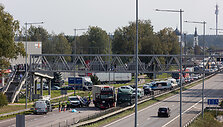 Kelyje Vilnius&ndash;Kaunas vilkikas rėžėsi į ženklus, žuvo kelininkas