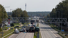 Kelyje Vilnius&ndash;Kaunas vilkikas rėžėsi į ženklus, žuvo kelininkas