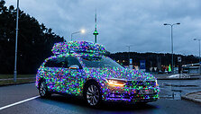 Vilnietis Justinas &scaron;venti&scaron;kai papuo&scaron;ė savo automobilį 