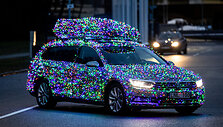 Vilnietis Justinas &scaron;venti&scaron;kai papuo&scaron;ė savo automobilį 