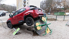 Automobilis liko kyboti vaikų žaidimo aik&scaron;telėje: vairuotoja įtariama girtumu
