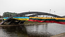 Ant Karaliaus Mindaugo tilto i&scaron;skleistos penkiasde&scaron;imties metrų ilgio Lietuvos ir Ukrainos vėliavos