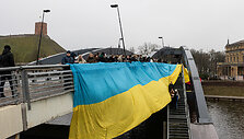 Ant Karaliaus Mindaugo tilto i&scaron;skleistos penkiasde&scaron;imties metrų ilgio Lietuvos ir Ukrainos vėliavos