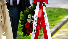 Gėlių padėjimo ceremonija Sapiegų parke prie &bdquo;Černobylio motinos&ldquo; paminklo 