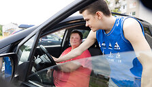 Alina su sūnbumi Dominyku i&scaron;moko vairuoti automobilį 