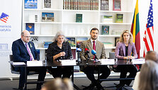 JAV ambasados surengta spaudos konferencija, kurioje buvo pristatytas JAV vyriausybės finansavimas organizacijoms, remiančioms Ukrainos pabėgėlius Lietuvoje