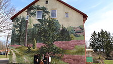 Buvusio bibliotekos pastato (Smalininkai, Nemuno g. 39) siena pasipuo&scaron;ė Lidijos Me&scaron;kaitytės pie&scaron;iniu &bdquo;Viržiai&ldquo;