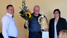 Gudelių kultūros puoselėtojai seniūnas Žydrūnas Krulikas (kairėje) ir bibliotekos vedėja Asta Urkienė (de&scaron;inėje) dar ir suvalkieti&scaron;kai vai&scaron;ingi