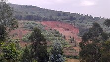 Ruanda. Dėl didelio kritulių kiekio ir kalnuotumo &scaron;alyje yra dažnos nuo&scaron;liaužos, niokojančios kelius ir kt.