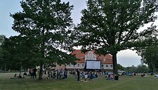 Kelmės dvaro lauko erdvės. KInas po atviru dangumi