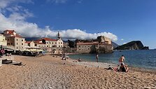 Istoriniai senamiesčiai, smėlėti paplūdimiai &ndash; pagrindinės Juodkalnijos traukos priežastys. Budva, Ričardova Glava paplūdimys