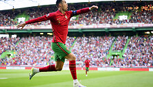 Cristiano Ronaldo džiaugiasi antruoju įvarčiu į &Scaron;veicarijos rinktinės vartus.