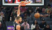 Domantas Sabonis deda kamuolį į &bdquo;Heat&ldquo; krep&scaron;į.