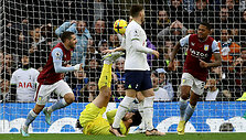 Emiliano Buendia (kairėje) džiaugiasi įvarčiu į &bdquo;Tottenham&ldquo; vartus.