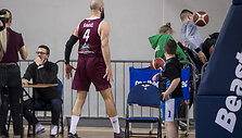 Željko &Scaron;akičius nuspyrė kamuolį tiesiai į žiūrovą.