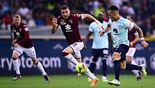 Lautaro Martinezas (de&scaron;inėje) veržiasi pro &bdquo;Torino&ldquo; žaidėją Alessandro Buongiorno.