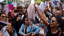 Moterys Turkijoje protestuoja prie&scaron; brutalų Irano moralės policijos elgesį