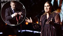 Dovilė Filmanavičiūtė ir Simonas Kairys &bdquo;Auksinių scenos kryžių&ldquo; apdovanojimų ceremonijoje