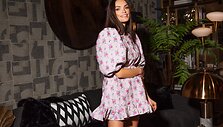 Rožinė, žaisminga mini ilgio suknelė &ndash; &scaron;iuolaikinėms princesėms. 