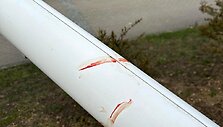 Mažeikiuose nuversti ir sulaužyti stulpai su Ukrainos vėliavomis