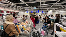 Eilės &bdquo;IKEA&ldquo; prekybos centre
