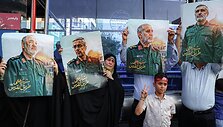 Žmonės laiko nuotraukas žuvusių Islamo revoliucinės gvardijos korpuso (IRGC) vadų &ndash; (i&scaron; kairės į de&scaron;inę) Hosseino Salami, Mohammado Bagheri, Gholamo Ali Rashido ir Amirio Ali Hajizadeh &ndash; kurie žuvo per neseniai įvykdytus Izraelio smūgius.