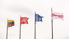 Prie Vilniaus savivaldybės i&scaron;kelta istorinė Baltarusijos vėliava 