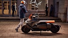 BMW pristatė elektrinį miesto motorolerį &bdquo;CE 04&ldquo;