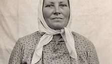 Julė Gražytė-Matu&scaron;kevičienė i&scaron; Antak&scaron;čių. Fotografuota Dionizo Putnos sodyboje Viteli&scaron;kio kaime. Apie 1950 m.
