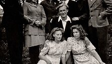 Alantos mokyklos sodelyje. Sėdi i&scaron; kairės: Kurkytė, Kostė Kazlaitė, viduryje: Liudas Žvinys. Stovi: Juozas Žigelis, Stasė Genytė, Janina Gerdvilytė-Radžiūnienė, Leonora Telksnytė-Grigienė, Aldutė Sabaliauskaitė, Serapinas Gerdvilis. Apie 1946 m. 