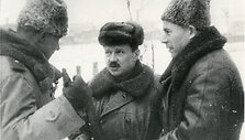 Antanas Sniečkus su 16-osios lietuvi&scaron;kosios divizijos karine vadovybe, 1945 m.
