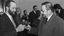 Prof. Vytautas Landsbergis sveikina su Nacionaline premija, 1991 vasario 16 d.