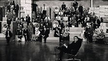 Dr.Edwinas H. Landas su &bdquo;Polaroid&ldquo; darbuotojų grupe, Polaroid sandėlyje, Needhamas, Masačiusetas, 1977 m. &copy; 1977 Arnold Newman. Getty Images