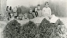 Prie mirusio karsto. Sentikių laidotuvės. Obelių apylinkės, Roki&scaron;kio r. Apie 1970 m. I&scaron; Manefos Zariankinos &scaron;eimos albumo