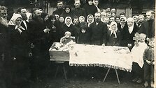 Sentikių mirusios laidotuvės. XX a. 4-as de&scaron;imtmetis. Kriaunų apylinkės, Roki&scaron;kio r. I&scaron; Klaudijaus Driskiaus archyvo